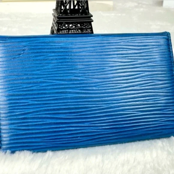 LV Epi Key Holder - Picture 2 of 7